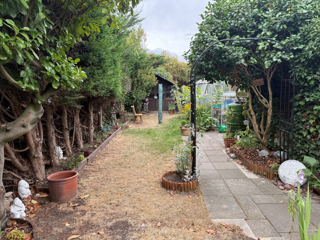 Lot: 84 - SEMI-DETACHED HOUSE FOR IMPROVEMENT - View of the rear garden from the house
